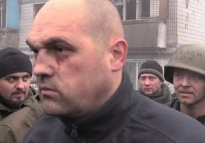 Терористи у Донецьку водять полонених 