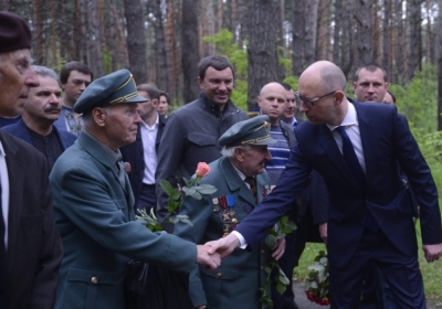 Арсений Яценюк с однопартийцами почтили память жертв политических репрессий