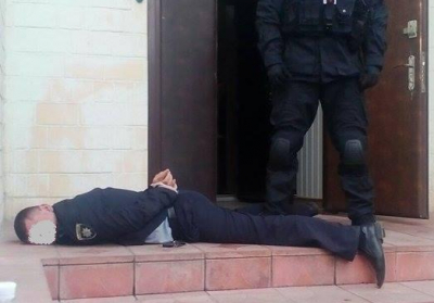 На Киевщине разоблачили двух полицейских, которые торговали оружием
