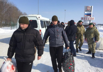 Двое украинских пограничников, похищенных Россией, вернулись домой