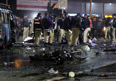 Теракт в Пакистане: смертник на мотоцикле въехал в толпу митингующих
