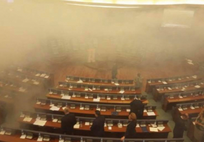 У Косово в будівлі парламенту розпилили сльозогінний газ