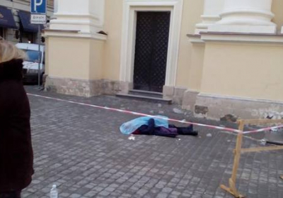 У центрі Львова 80-річну жінку вбила брила льоду, яка впала з даху церкви