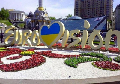 В Киеве на Майдане разрушили клумбу с символикой Евровидения