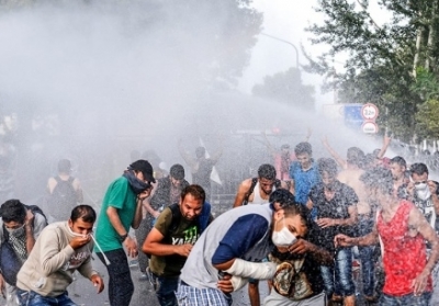 20 полицейских и двое детей пострадали в столкновениях на границе Венгрии