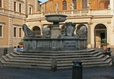 В Риме французского туриста оштрафовали за купание в историческом фонтане