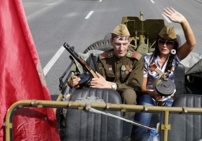 Луганчане отпраздновали День города в обнимку с террористами, которые устроили 