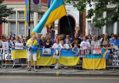 Руки прочь от Украины! - протест под российским посольством в Лондоне