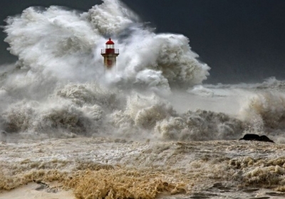 Величезний океанський шторм. Порту, Португалія, січень 2013 року. Фото: Веселін Малинов