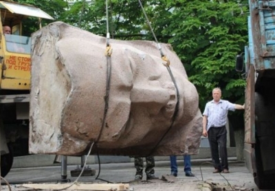 В Херсоне демонтировали памятник советскому деятелю Цюрупе