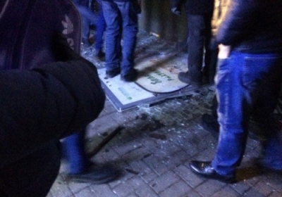 Протестувальники в центрі Києва розбили вікна в будівлі 