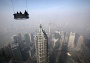 Робочі готуються чистити вікна в будівлі Шанхайського всесвітнього фінансового центру.
