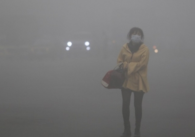Густий смог паралізував життя півночі Китаю