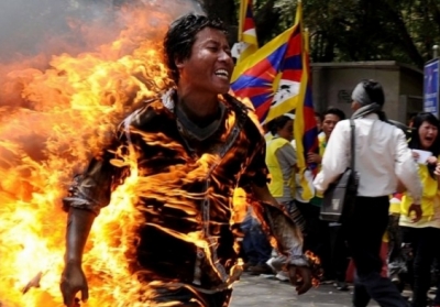 Тибетський робочий Джамп Еші біжить після того, як підпалив самого себе на знак протесту приїзду президента Китаю Ху Цзіньтао.  Фото: AFP