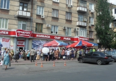 Черга за електоральним кормом. Фото: grigoryan.blog.top.lg.ua