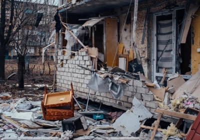 28 февраля 2015 Фото: Макс Авдеев / «Медуза»Жилой дом рядом с шахтой Октябрьская в Донецке — наиболее пострадавший от обстрелов.