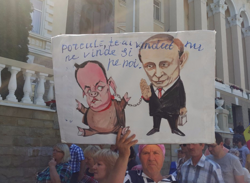 В Кишиневе люди вышли с протестами против смешанной системы выборов: требовали отставки Додона