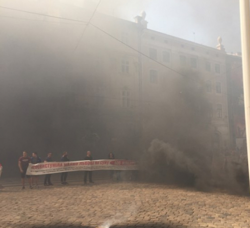 Мітингувальники закидали Львівську міськраду димовими шашками, – ВІДЕО