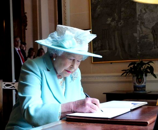 Королева Єлизавета II привітала Зеленського з нагоди інавгурації