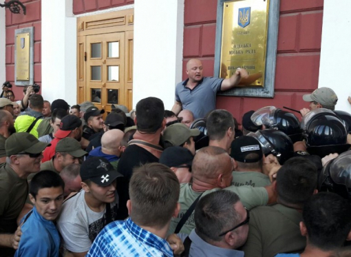 Активісти і батьки дітей штурмують Одеську мерію, – ФОТО, ВІДЕО