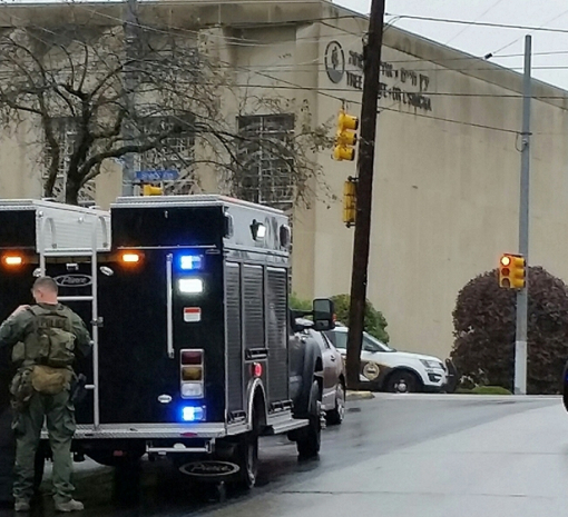 Стрельба в синагоге в Питтсбурге меньшей мере восемь человек погибли