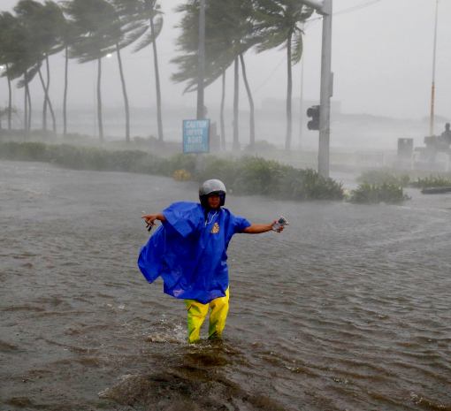 В результате тайфуна на Филиппинах погибли по меньшей мере 16 человек