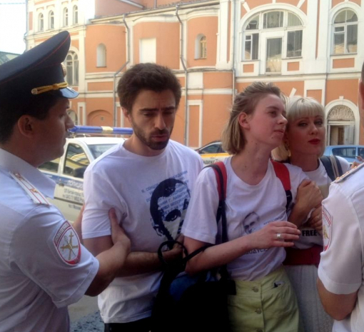 В Москве задержали актеров, которые раздавали листовки в поддержку Олега Сенцова
