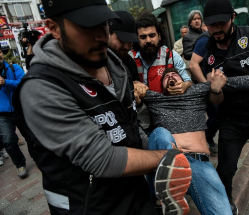 Полиция разогнала слезоточивым газом первомайскую демонстрацию в Стамбуле, - ФОТО