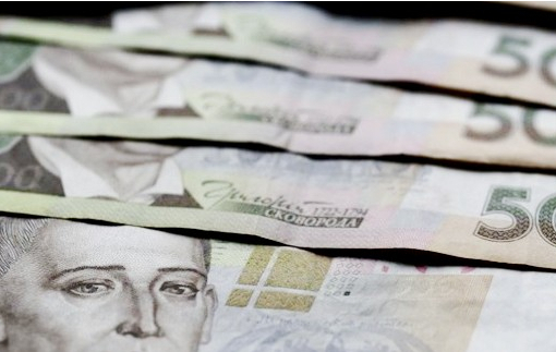 Средняя зарплата в Украине за месяц упала почти на 200 гривен