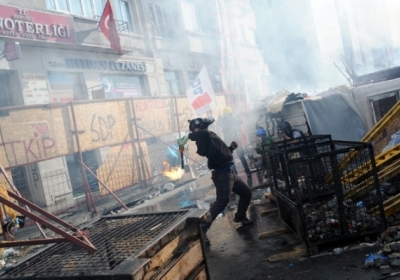 Турецька поліція розбила барикади мітингувальників на площі Таксим
