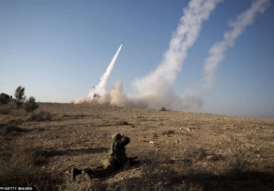 Ізраїльський солдат спостерігає за запуском ракети повітряної оборони.  Фото: AFP
