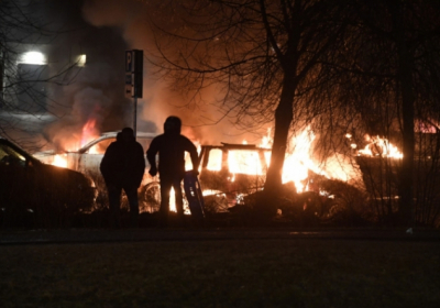 У Швеції під час масових заворушень люди кидалися на поліцейських і підпалювали автомобілі
