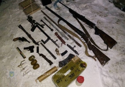 На Сумщині поліція викрила людей, які незаконно зберігали зброю та наркотики