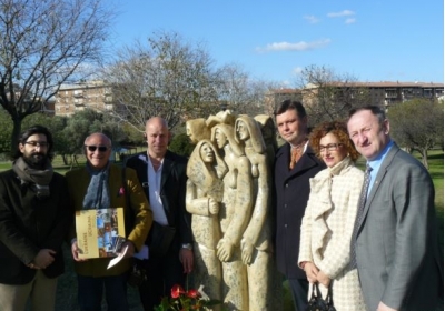 У памятника второй слева - скульптор Армандо Лекко. Фото: Владимира Боровика