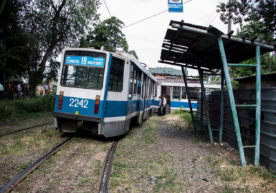 В Днепре в результате столкновения трамвая с грузовым поездом погиб человек