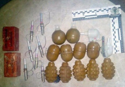 В Бахмуте правоохранители изъяли у местных жителей арсенал боеприпасов