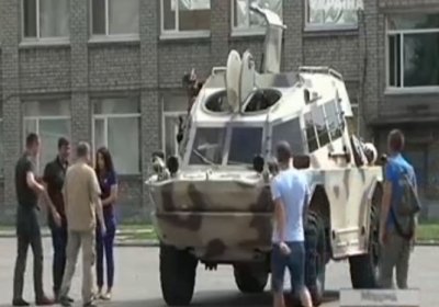 Підприємець із Дніпродзержинська передав свій БРДМ українським військовим, - відео