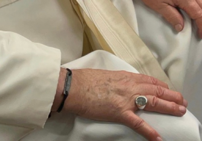 Папі Римському подарували браслет з “Азовсталі”