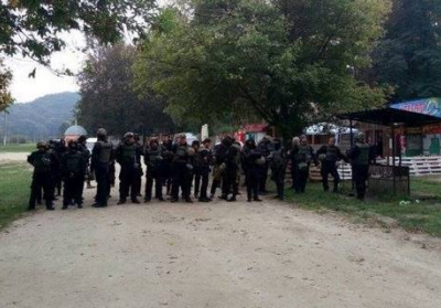 На Львовщине полиция нашла 50 одетых в униформу людей Семенченко
