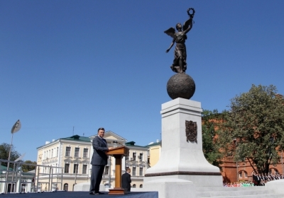 На відкритті монументу Незалежності України Янукович виступав російською мовою