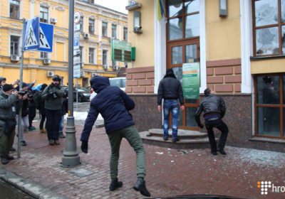 В Киеве националисты избили камнями окна отделения Сбербанка
