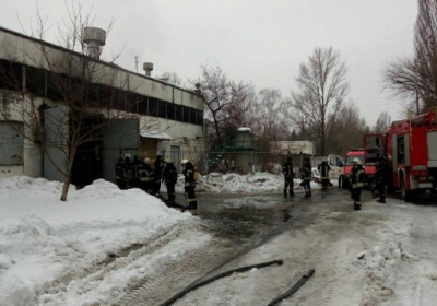 В Киеве горел ангар: огонь уничтожил четыре автобуса