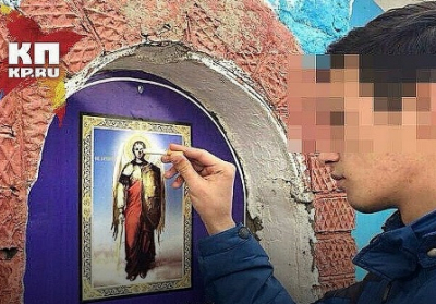 В России парня, который погасил окурок о икону, оштрафовали на 30 тыс рублей