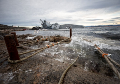Пострадавший от столкновения норвежский фрегат практически затонул
