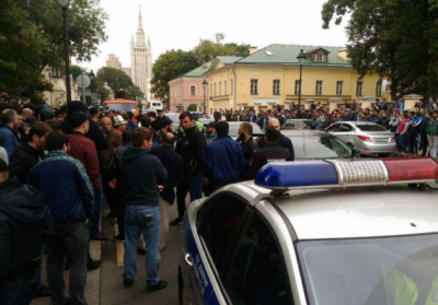 Сотні протестувальників пікетують будівлю посольства М'янми в Москві