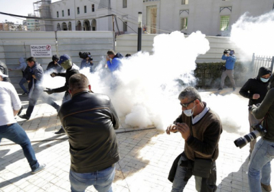 Біля парламенту Албанії сталися сутички з газом і водометами, - ФОТО