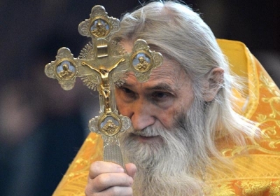 Духовник Кирилла призывает молиться, чтобы Бог наказал тех, кто мешает 