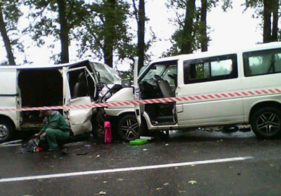 На Харьковщине столкнулись два микроавтобуса: два человека погибли, 17 госпитализированы