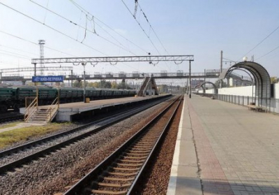 В Киеве подростки в час остановили движение электричек, забравшись на крышу поезда, - ФОТО
