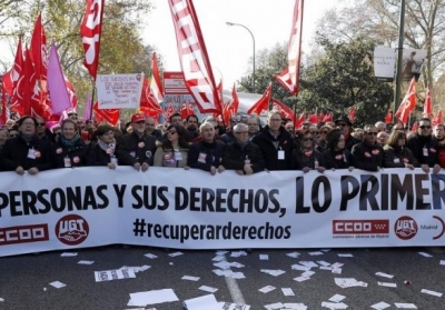 В Испании десятки тысяч людей протестуют против политики экономии правительства
